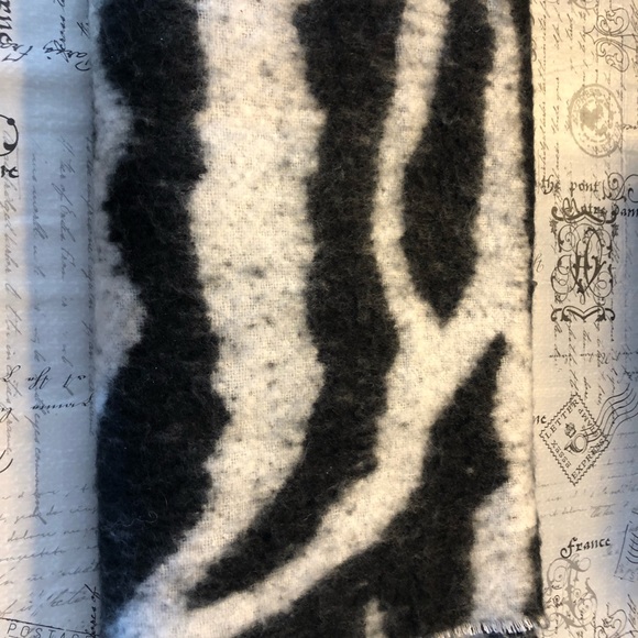 H&M Large winter scarf 🧣 - Picture 2 of 3